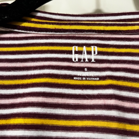LAST CHANCE Like new GAP V neck t-shirt - Picture 3 of 4